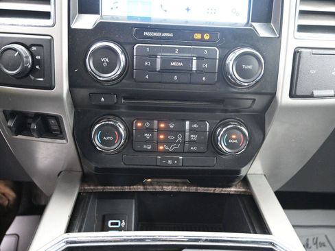 Used 2017 Ford F250 Lariat w/ Chrome Package image 28