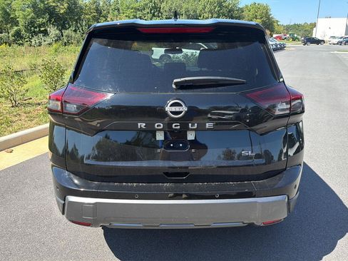Used 2026 Nissan Rogue SL FWD image 2