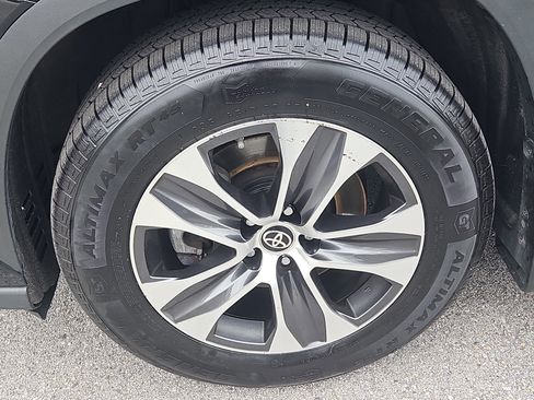 Used 2022 Toyota Highlander XLE AWD/4WD image 4