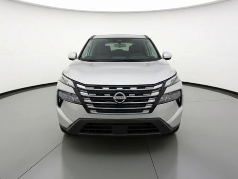 Used 2025 Nissan Rogue SV image 2