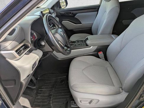 Used 2021 Toyota Highlander LE AWD/4WD image 15