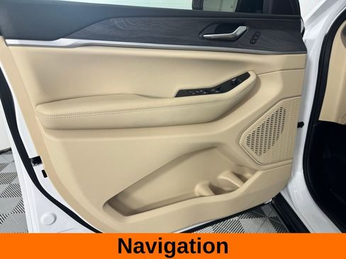 Used 2025 Jeep Grand Cherokee Limited w/ Luxury Tech Group II image 10