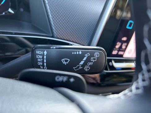 Used 2025 Volkswagen Atlas Cross Sport SEL image 24