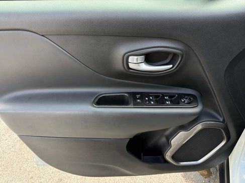 Used 2023 Jeep Renegade Latitude AWD/4WD image 26