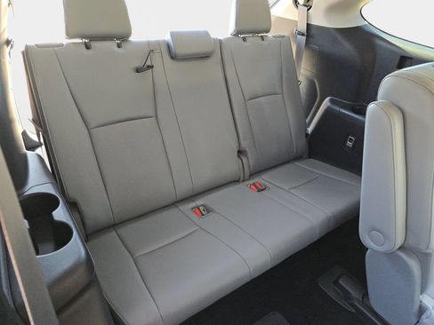 Used 2021 Toyota Highlander Limited FWD image 16
