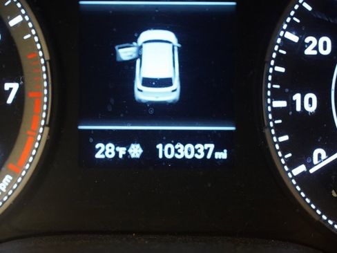 Used 2021 Hyundai Venue image 4