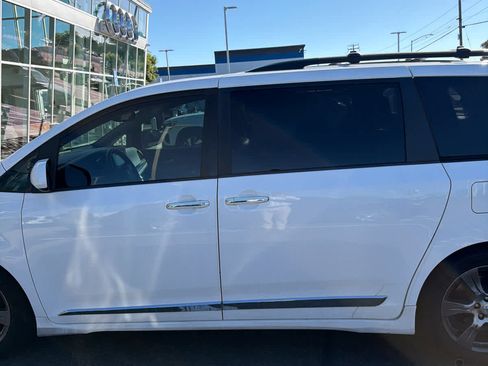 Used 2017 Toyota Sienna SE FWD image 9