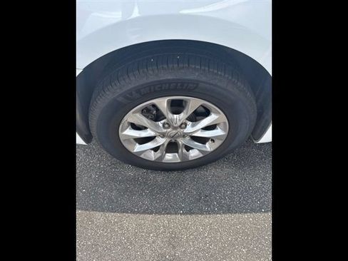 Used 2023 Chrysler Pacifica Touring-L AWD/4WD image 14