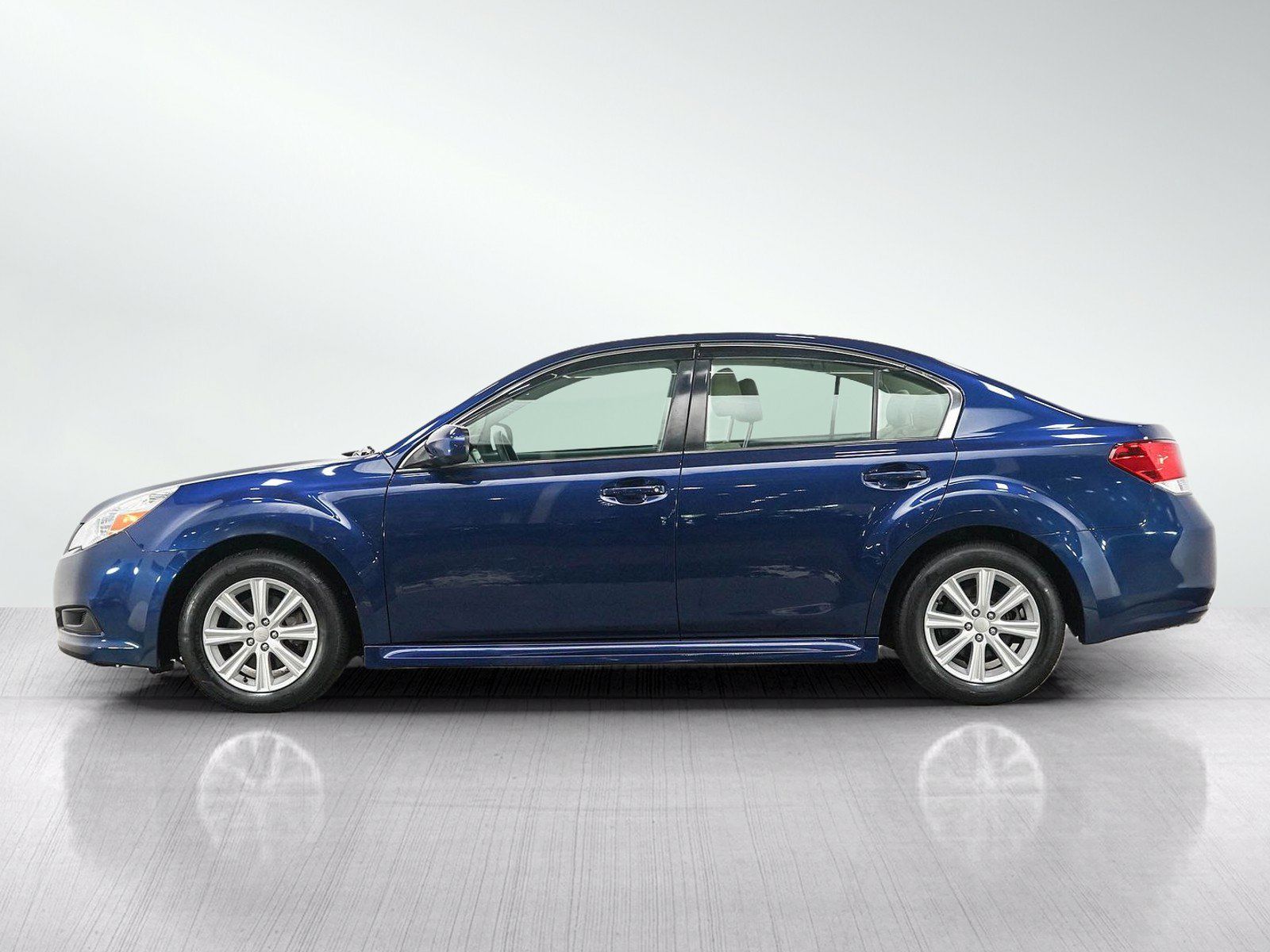 Used 2010 Subaru Legacy 2.5i Premium AWD/4WD image 2