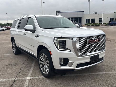 Used 2021 GMC Yukon XL Denali w/ Denali Premium Package AWD/4WD image 25