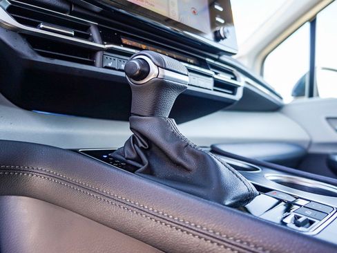 Used 2023 Toyota Sienna Limited image 26