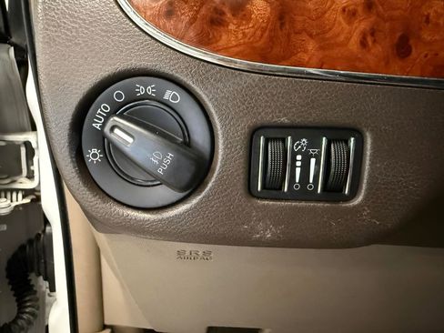 Used 2016 Chrysler Town & Country Touring image 24