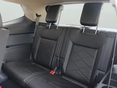 Used 2025 Volkswagen Atlas SE image 16