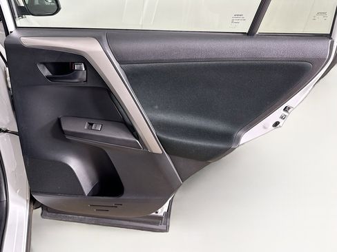 Used 2018 Toyota RAV4 LE FWD image 28