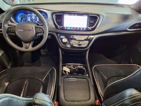 Used 2024 Chrysler Pacifica Limited w/ S Appearance Package FWD image 16