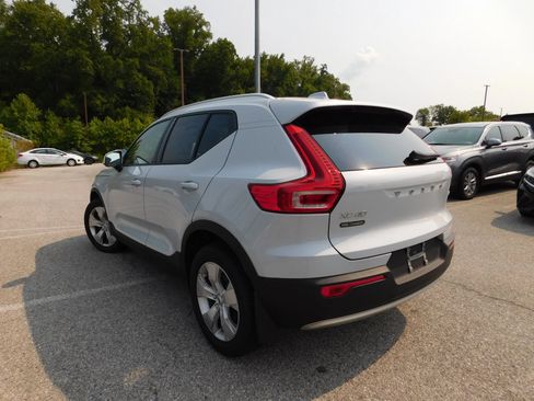 Used 2021 Volvo XC40 T4 Momentum FWD image 7