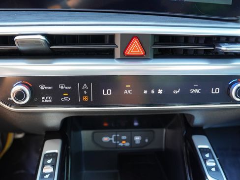 Certified 2025 Kia Sorento SX Prestige AWD/4WD image 32
