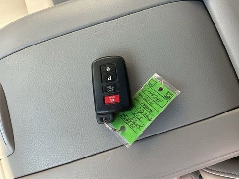 Used 2016 Toyota Highlander XLE AWD/4WD image 29