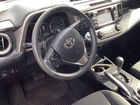 Used 2018 Toyota RAV4 LE AWD/4WD image 3