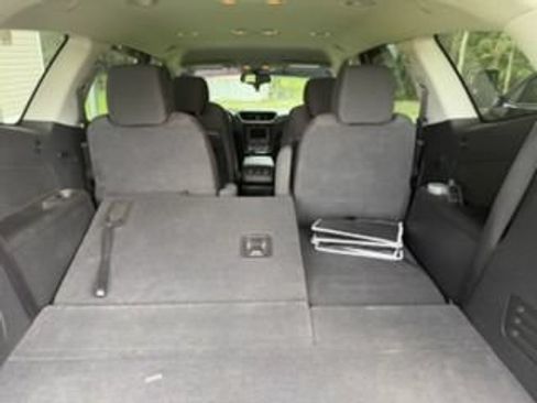 Used 2017 Chevrolet Traverse LT w/ Style and Technology Package FWD image 5