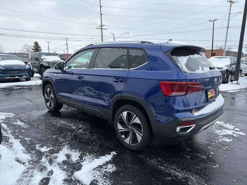 Used 2024 Volkswagen Taos SE w/ Panoramic Sunroof Package image 5