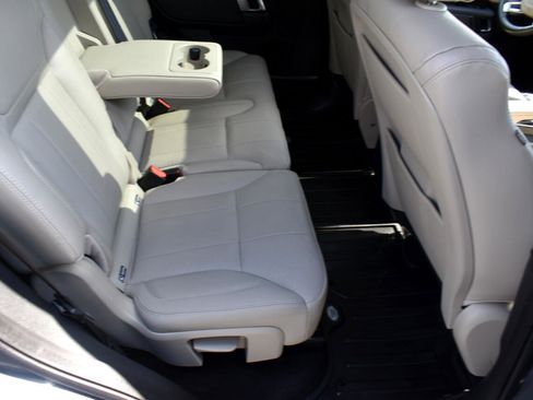 Used 2019 Land Rover Discovery HSE image 29