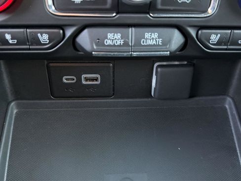 Used 2023 Chevrolet Suburban Premier image 9