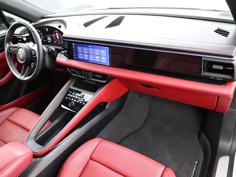 Certified 2025 Porsche Macan 4S Electric AWD/4WD image 28