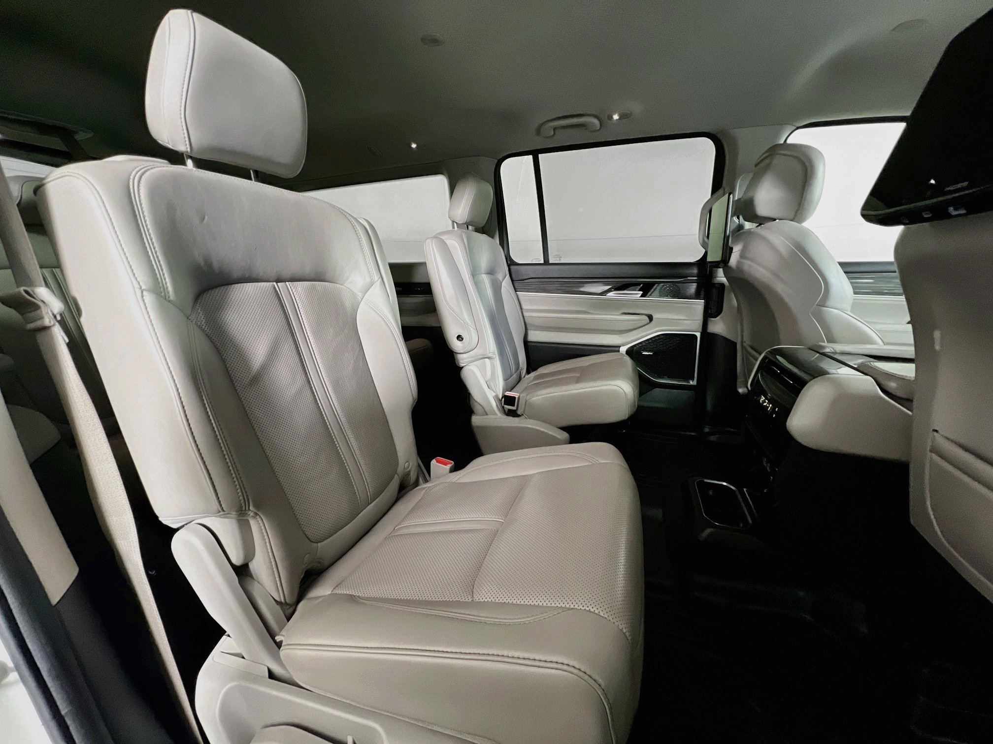 Used 2022 Jeep Wagoneer Series III w/ Rear Seat Video Group 1 AWD/4WD image 24