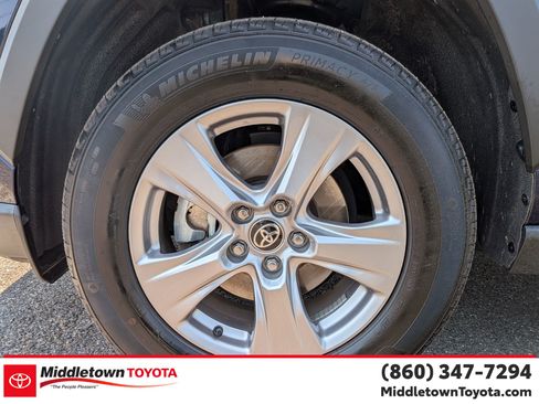 Used 2025 Toyota RAV4 XLE AWD/4WD image 9