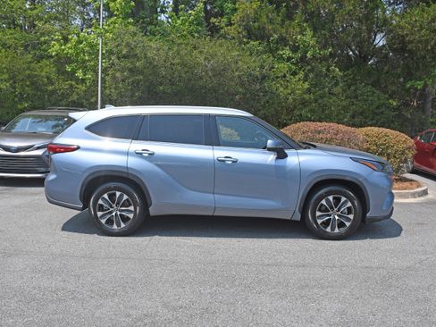 Used 2022 Toyota Highlander XLE FWD image 5