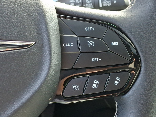 Used 2025 Chrysler Pacifica Limited FWD image 22