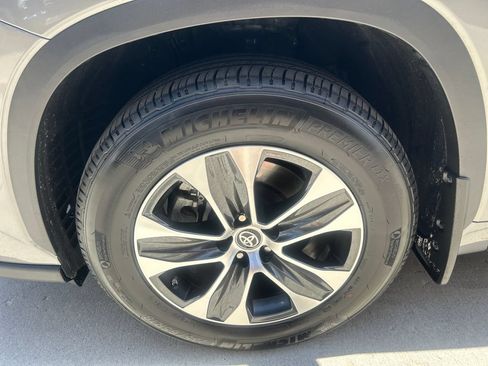 Certified 2025 Toyota Highlander XLE AWD/4WD image 14