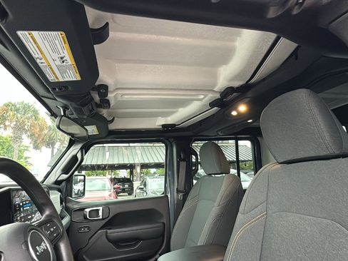 Used 2025 Jeep Gladiator Sport image 15