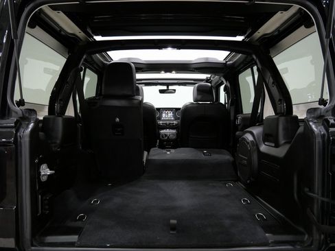 Used 2019 Jeep Wrangler Unlimited Sahara image 28