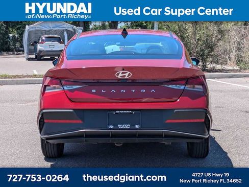 Used 2025 Hyundai Elantra SE FWD image 4