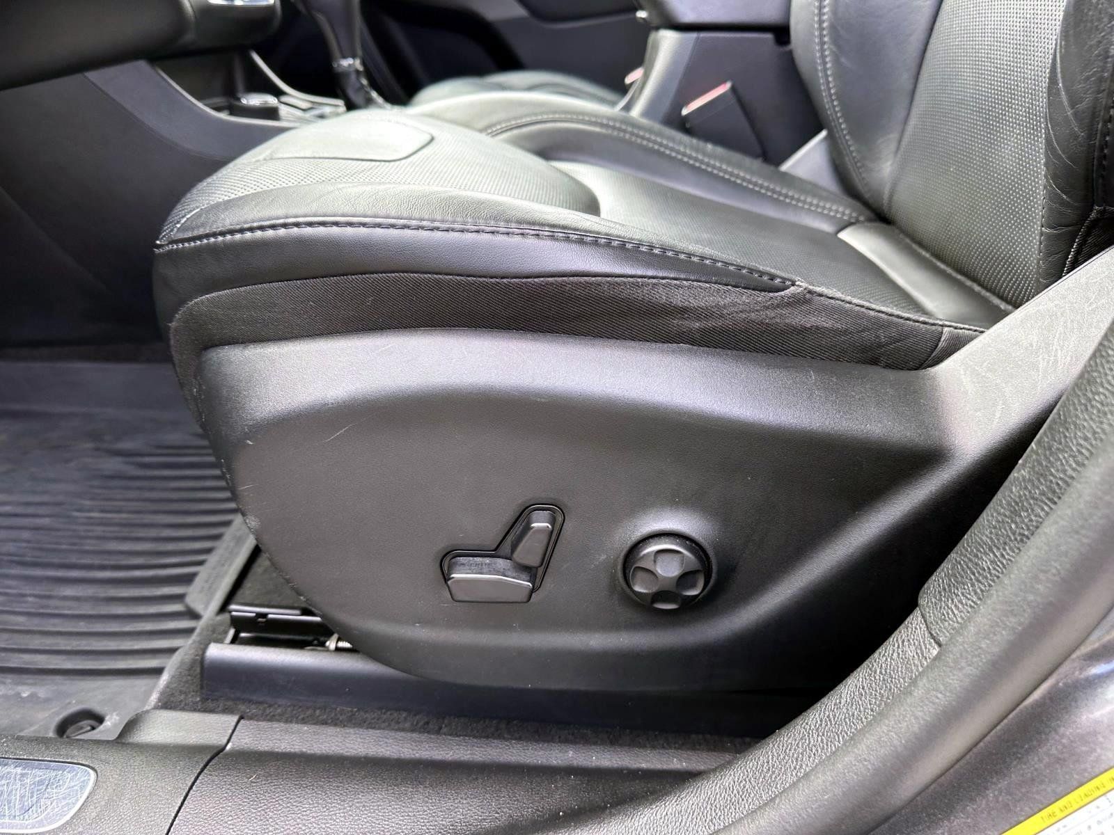 Used 2019 Jeep Cherokee Limited AWD/4WD image 11