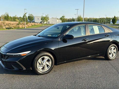 Used 2024 Hyundai Elantra SE FWD image 13