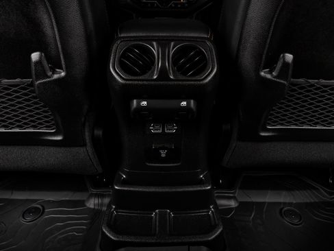 Used 2025 Jeep Wrangler Unlimited Sahara AWD/4WD image 32