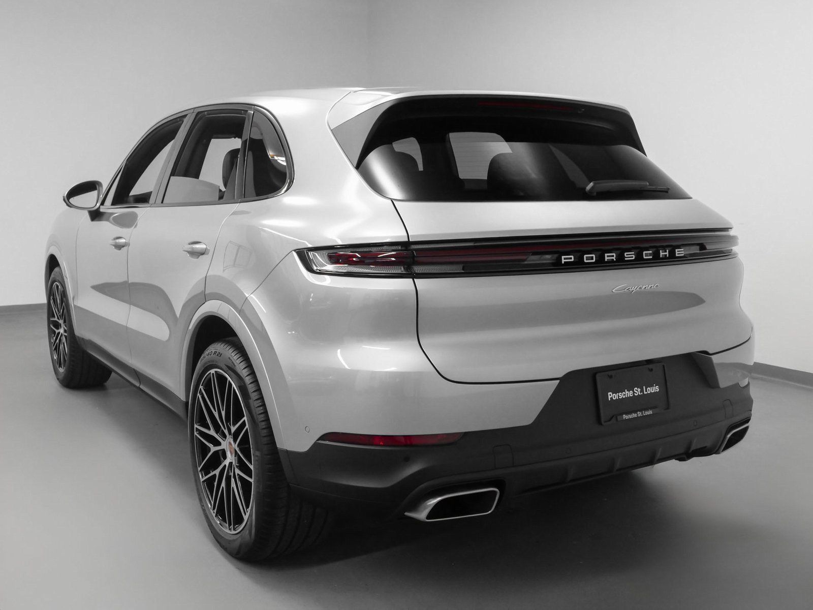 Certified 2025 Porsche Cayenne AWD/4WD image 3