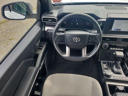 Used 2025 Toyota 4Runner SR5 AWD/4WD image 19