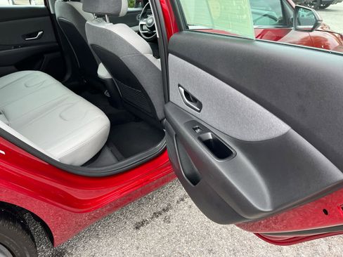 Used 2025 Hyundai Elantra Limited FWD image 25