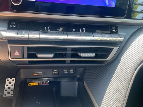 Used 2025 Toyota Camry SE FWD image 32
