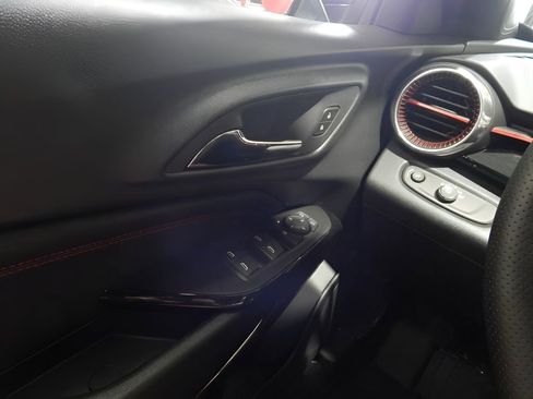 Used 2025 Chevrolet Trax RS w/ Sunroof Package FWD image 25