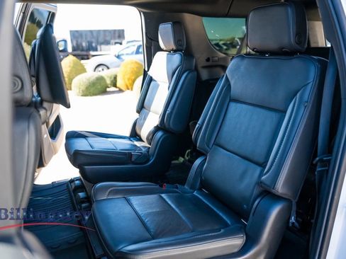 Used 2021 GMC Yukon XL Denali w/ Denali Premium Package image 11