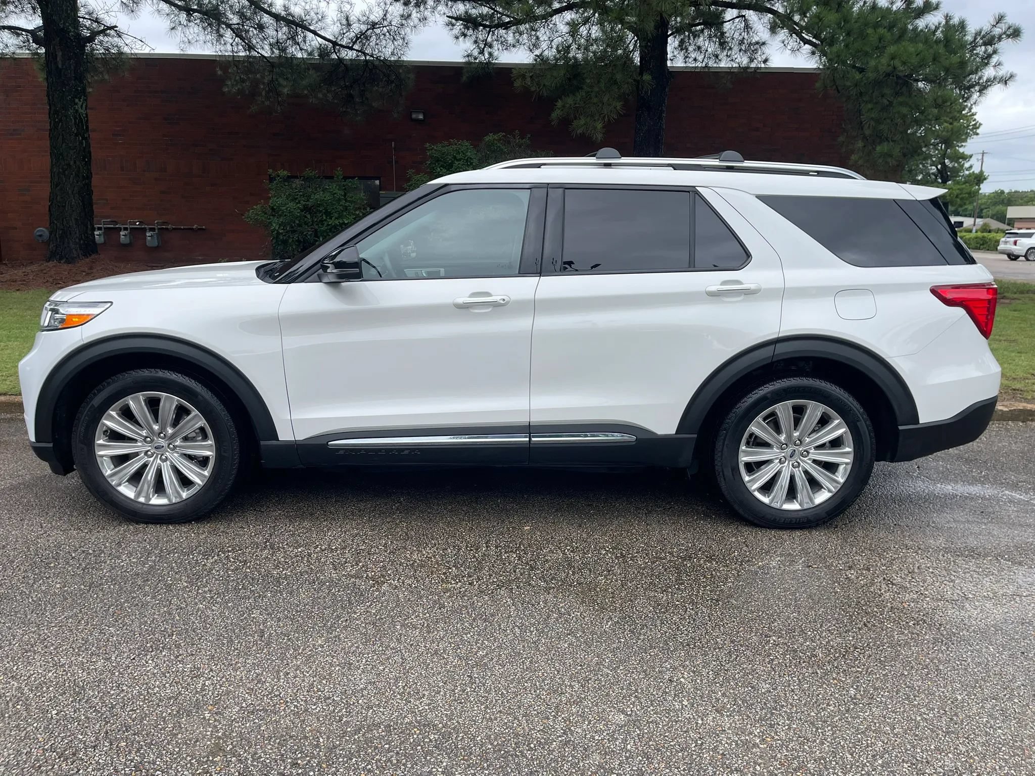 Used 2021 Ford Explorer Limited w/ Hybrid Equipment Group 310A RWD image 2