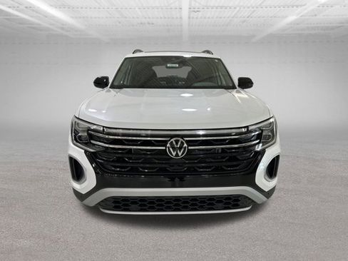 New 2026 Volkswagen Atlas Peak Edition image 2
