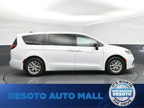 Used 2024 Chrysler Pacifica Touring-L FWD image 9