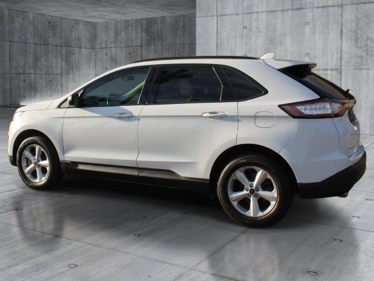 Used 2017 Ford Edge SE FWD image 3