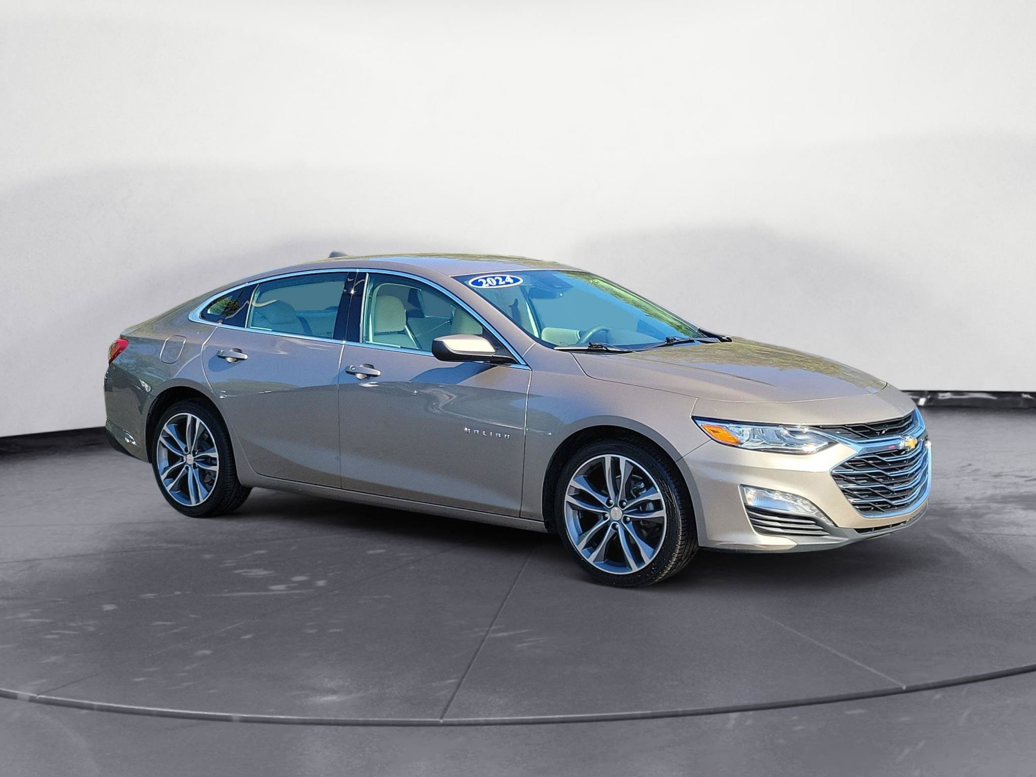 Used 2024 Chevrolet Malibu LT FWD image 2